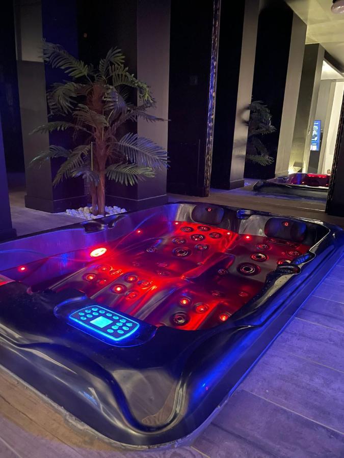 Love hotel La Jacuzzi Et Sauna Privatif *