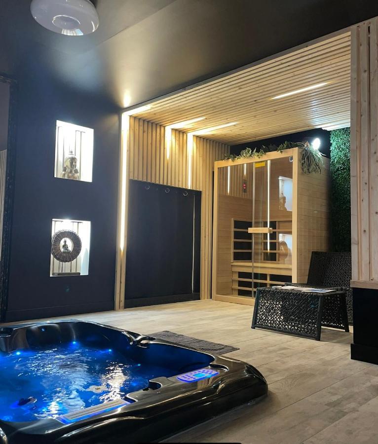 La Jacuzzi Et Sauna Privatif Love hotel *