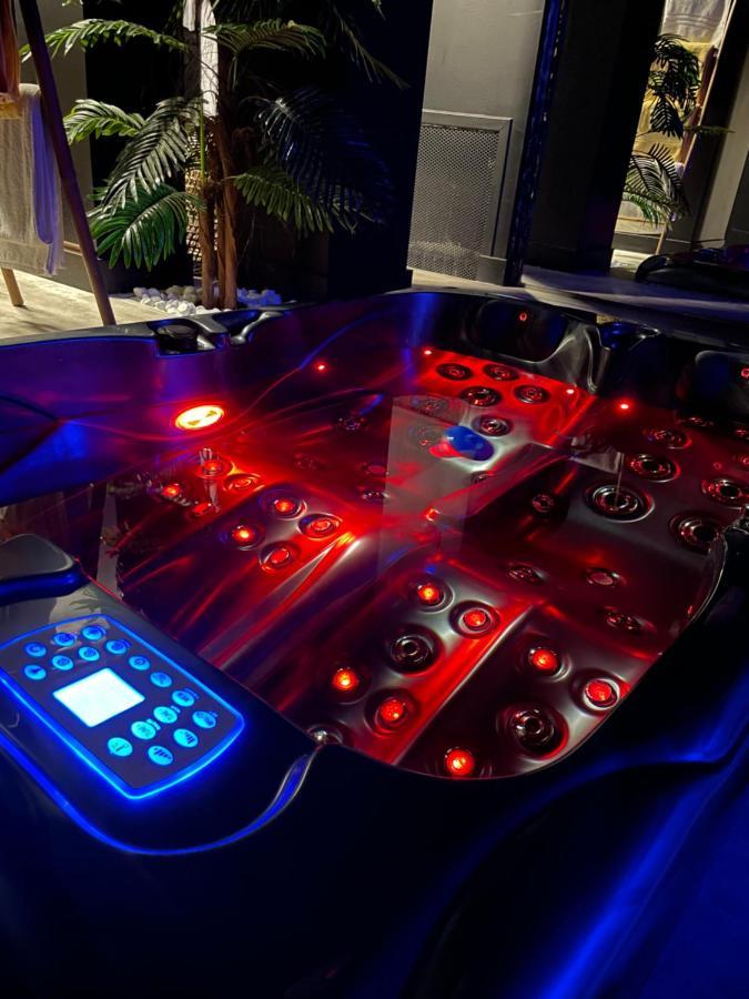 Love hotel La Jacuzzi Et Sauna Privatif *